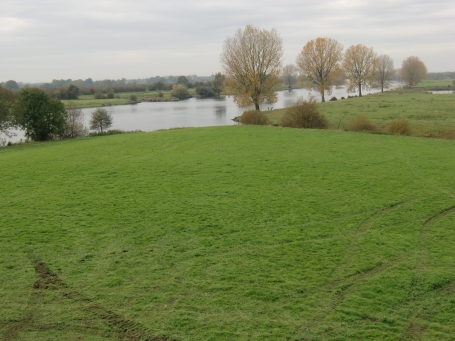 Gennep NL : Das ist der Ausblick auf die Maaslandschaft vom Burgruinenhügel